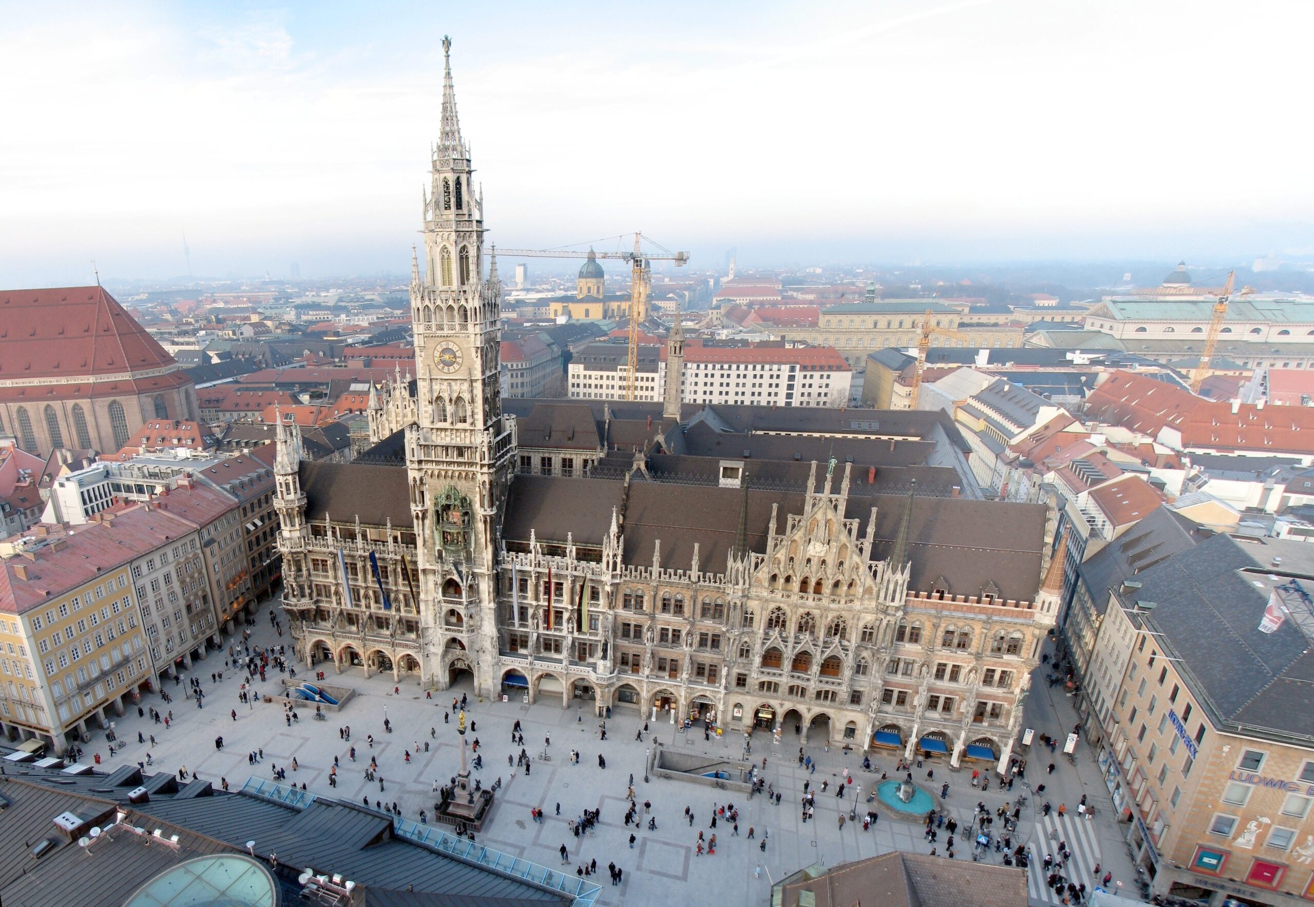 Neues Rathaus und Marienplatz München scaled | finde-buerogemeinschaft.de