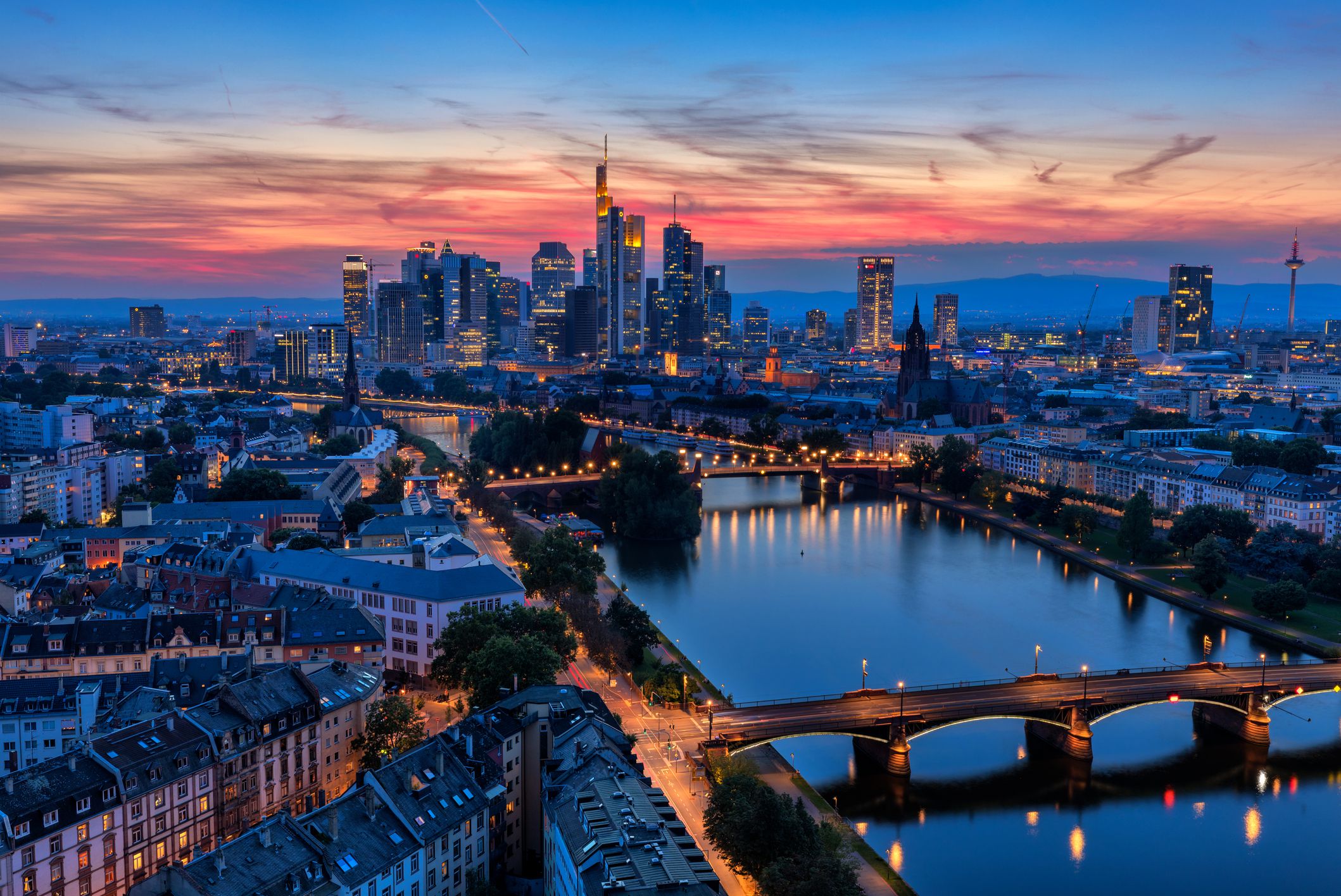 frankfurt am main skyline at dusk 1039299324 93e0654e89c24a25b7e267d5496c848b | finde-buerogemeinschaft.de